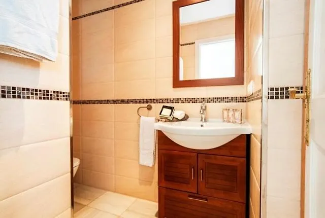 Ferienhaus Traditional Town House With Large Pool Estepona