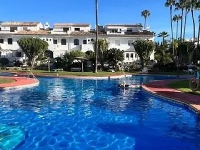Traditional Town House With Large Pool 埃斯特波纳